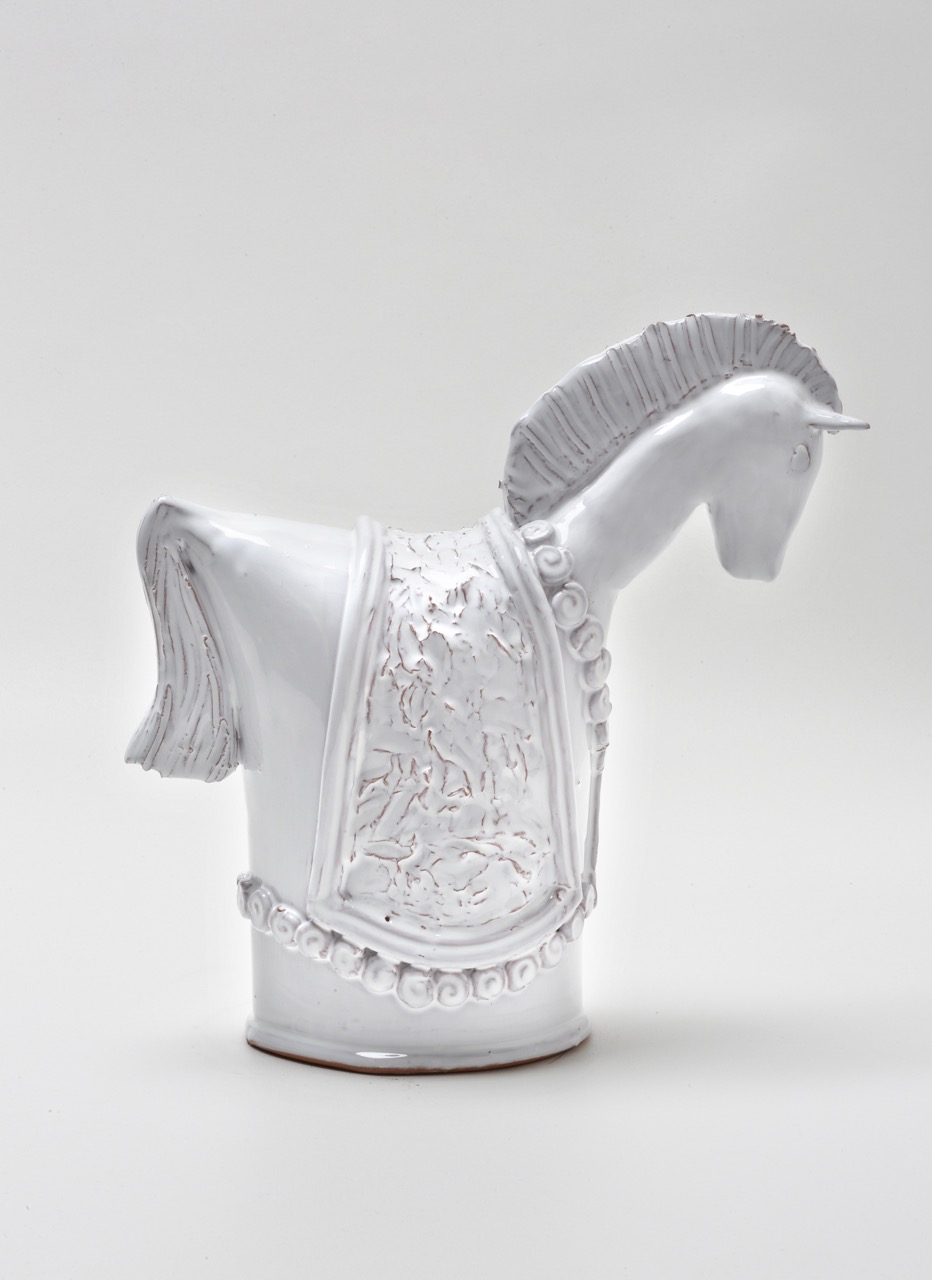 Ceramica di un cavallo a festa 